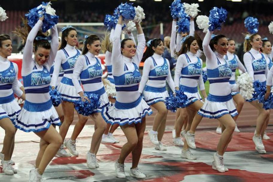 Le cheerleaders del San Paolo, lo spettacolo di Napoli-Roma comincia prima del fischio d&#39;inizio. LaPresse